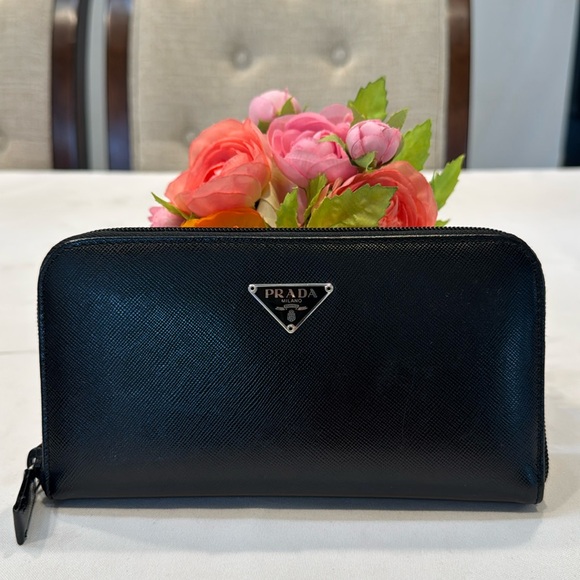 Authentic Prada zippy wallet - Picture 1 of 11